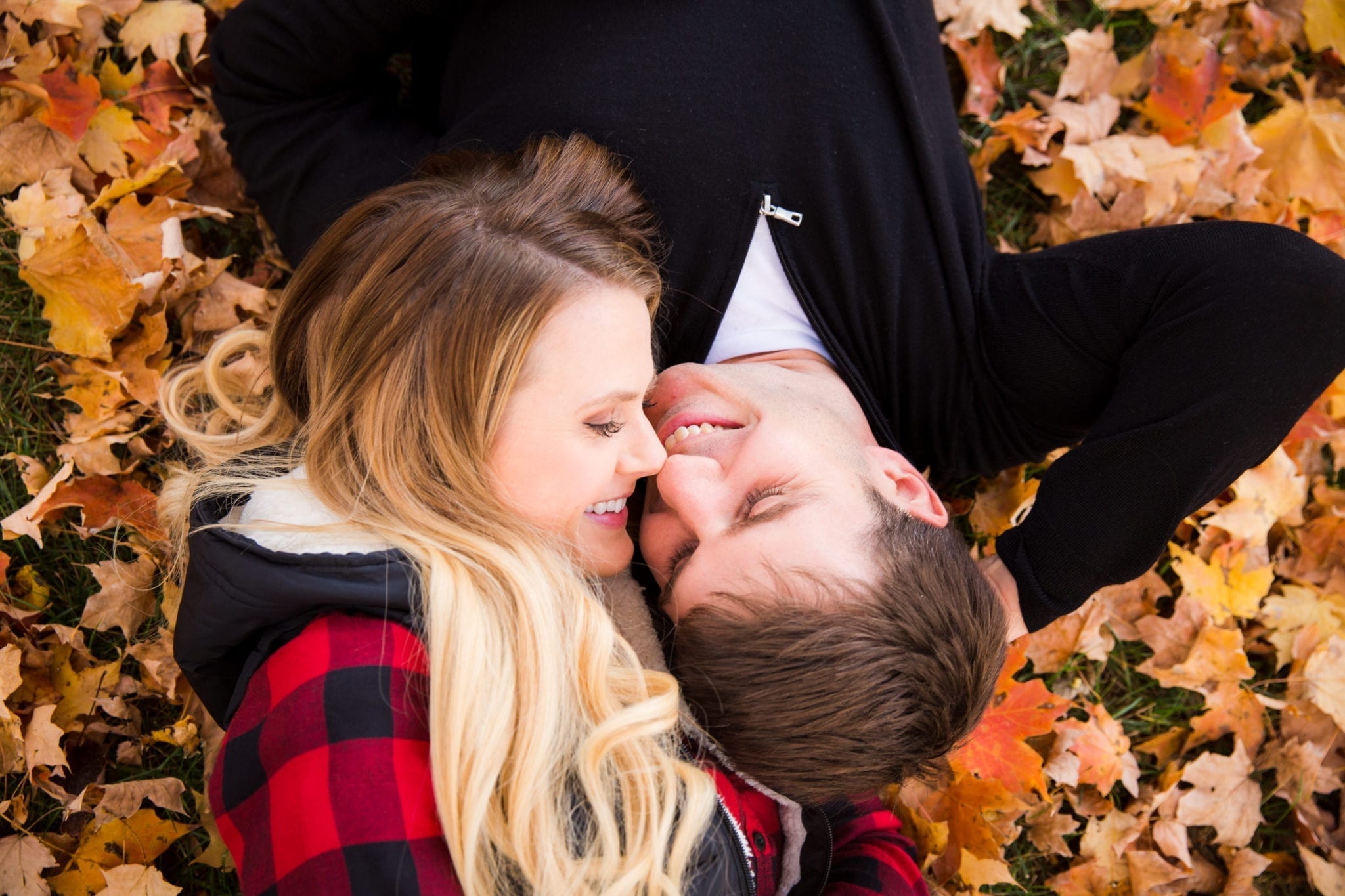 Engagement_RachaelIcePhotography_Fallleaves